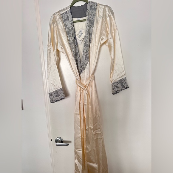 New LA PERLA SILK Elegant Cream and Gray Lace Trim Robe - Picture 4 of 12